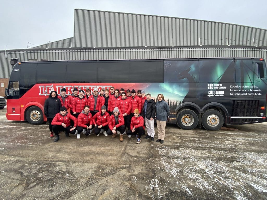 L'équipe du Drakkar de Baie-Comeau devant leur nouvel autobus