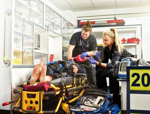 Jeunes en train de prodiguer des soins dans une ambulance