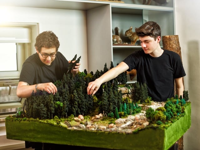 Deux étudiants travaillent sur une maquette d'aménagement forestier