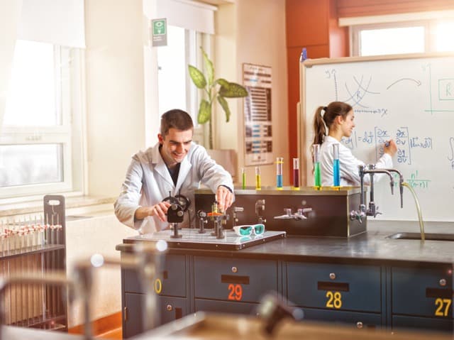 Deux étudiants étudient dans un laboratoire de sciences