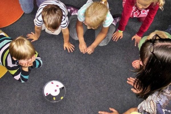 Des enfants jouent avec leur éducatrice en service de garde