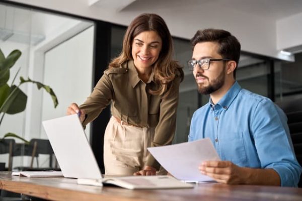 Une femme explique quelque chose à un homme au travail