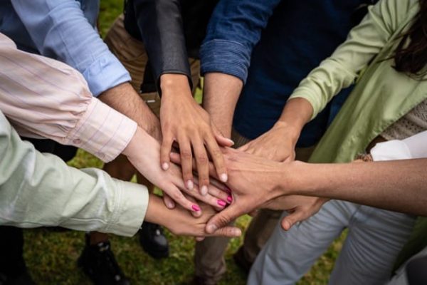 Plusieurs mains tendues pour faire équipe provenant de cultures différentes