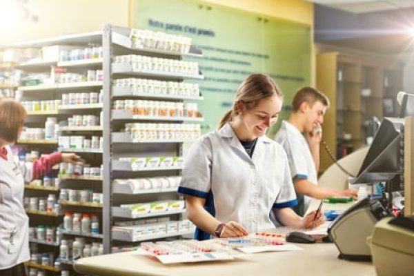 Deux étudiants travaillant à un comptoir de pharmacie