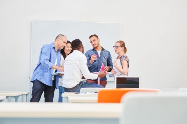 Équipe de travail en pleine discussion